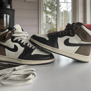 Jordan 1 Mocha  - Jordan 1 mocha i storlek 42, använda men i gott skick inga slitningar eller skador. Dock saknas box, finns snören 