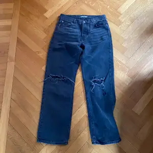 Säljer dessa jeans då de inte kmr till användning längre samt inte min stil.