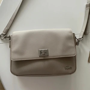 Lacoste väska - Inga defekter på väskan☺️  Strl cca 28cm*19cm