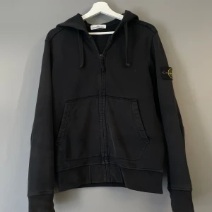 Stone island - Stone island tröja | skick 8/10 fint skick | äkta finns att scanna qr kod skriv vid funderingar eller intresse🦸