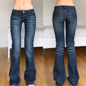 Lågmidjade mörkblåa jeans med SJUKT bra kvalité!! 🎉 Midjemått rakt över: 36 cm (runt om: 72 cm). Innerbenslängd: 87 cm. Är långa på mig som är 170 cm. INGA defekter. Köpta för 800kr. ALDRIG använda! Kontakta för fler bilder. Använd gärna ”köp nu”! 😍