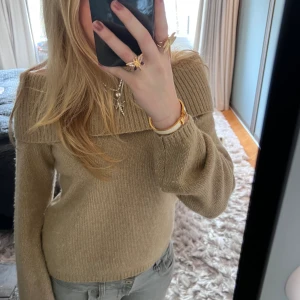 Off shoulder stickad tröja från & Other Stories❤️ - Den är i super bra skick lite nopprig❤️har används 2 gånger sedan jag köpte den💋💋😇ordinarie pris var 1000kr😇😇om ni vill ha fler bilder eller någon fråga är det bara att höra av sig💋💋💋