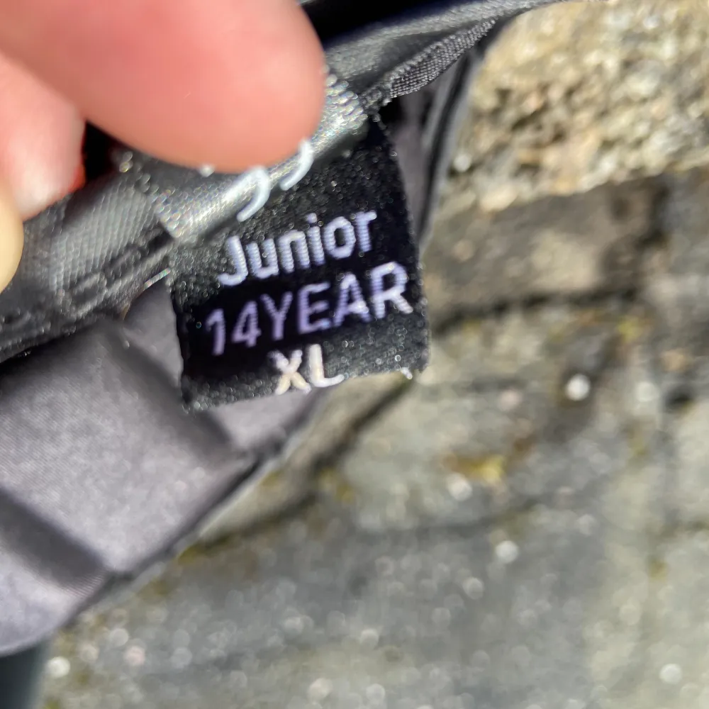 Säljer min jacson säkerhetsväst då den inte används. Den är använd men ändå fortfarande bra skick på. Den är i storlek Junior 14 år xl.. Övrigt.