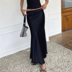 Svart siden kjom - Säljer denna otroligt snygga kjol, aldrig använd så väldigt fint skick. Skriv för fler frågor💗köpt för 499.