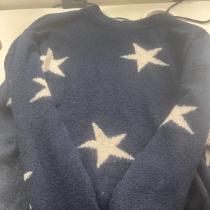Stickad Tröja Med Stjärnor - Tyvär så säljer jag min jättefina stickad tröja då den aldrig kommer till användning. Den är använd 3/4 gånger men är i ganska bra skick. Några få nopprar 💓💓