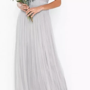 Balklänning - Säljer nu min klänning som är använd en gång till ett bröllop.  Färg: Silver Str: XL  Passar dig med mått: Byst: ca 100-110cm Midja: 85-95cm  Pris: 500kr