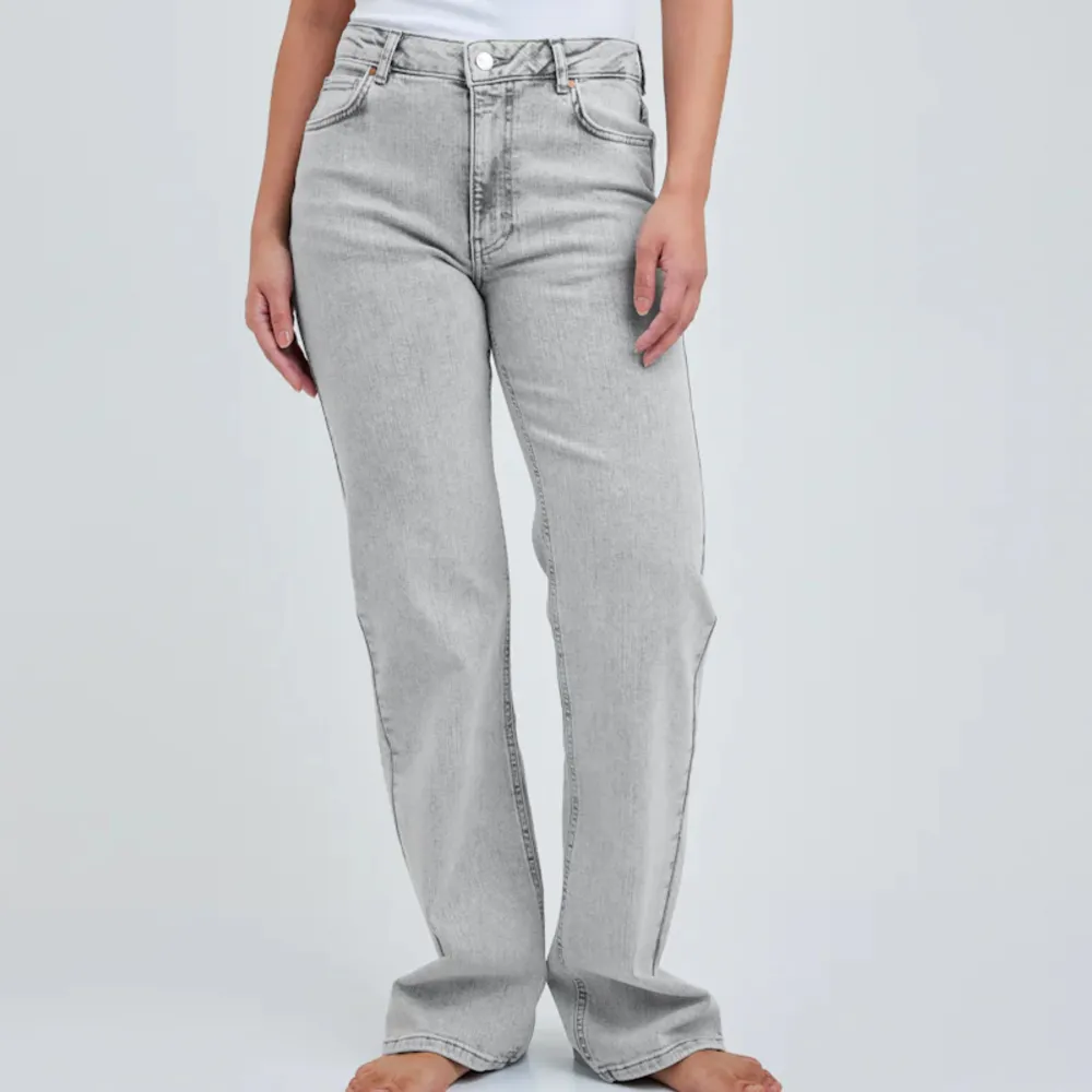 Jeans från BIKBOK, knappt använda😍 27 waist och 32 length, nypris 699kr💞 Perfekta nu till våren! Pris går att diskutera❣️. Jeans & Byxor.