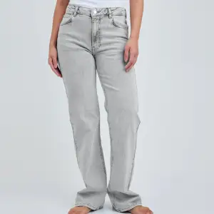 Jeans från BIKBOK, knappt använda😍 27 waist och 32 length, nypris 699kr💞 Perfekta nu till våren! Pris går att diskutera❣️