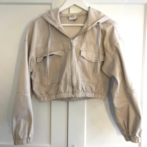 Beige jeansjacka (cropped) - Beige jeansjacka från Urban Outfiters!🤍 Passform: kroppad, köpt för ca 500kr! Kolla bio för villkor vid köp!🧘🏼‍♀️