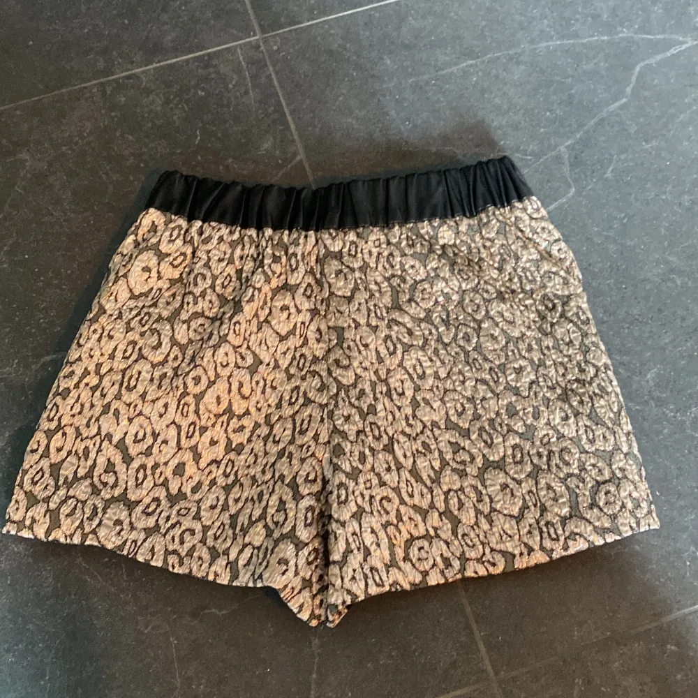 Säljer dessa skit snygga maje shorts med leopard print. Dem är ljus rosa/beiga med läder i midjan. Dem är i bra skick och har bara använt dem 1 gång. Säjer för jag it använder dem längre💗 . Shorts.