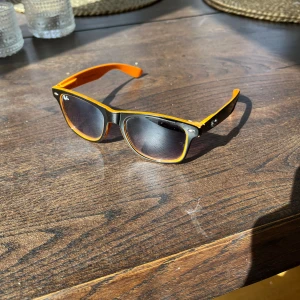 Ray-ban - Tjena säljer nu ett par riktigt feta brillor perfekt nu till sommaren! Sjukt sköna brillor som tar bort solljuset! Hör gärna av dig vid frågor eller funderingar!