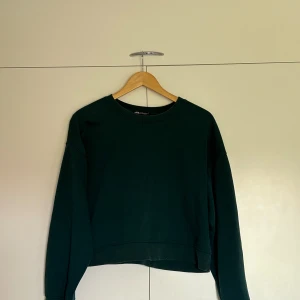 Mörkgrön tröja 💚 - Använd men bra skick ändå 