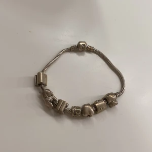 Pandora armband  - Säljer mitt Pandora armband som inte kommer till användning. På andra bilden ser ni alla 7 berlocker som kommer med💗 självklart äkta