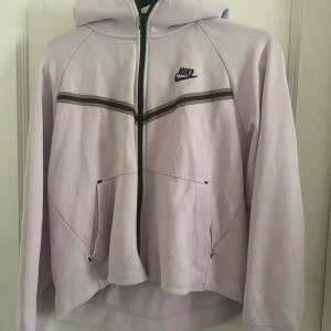 Nike teech - Hej! säljer nu mitt ljusrosa nike teech sätt eftersom det inte kommer till användning längre och byxorna är ganska slitna så derför det låga priset. Det är storlek S i byxorna och M i tröjan. Det går att bara köpa en del. Orginal pris är runt 2000kr 