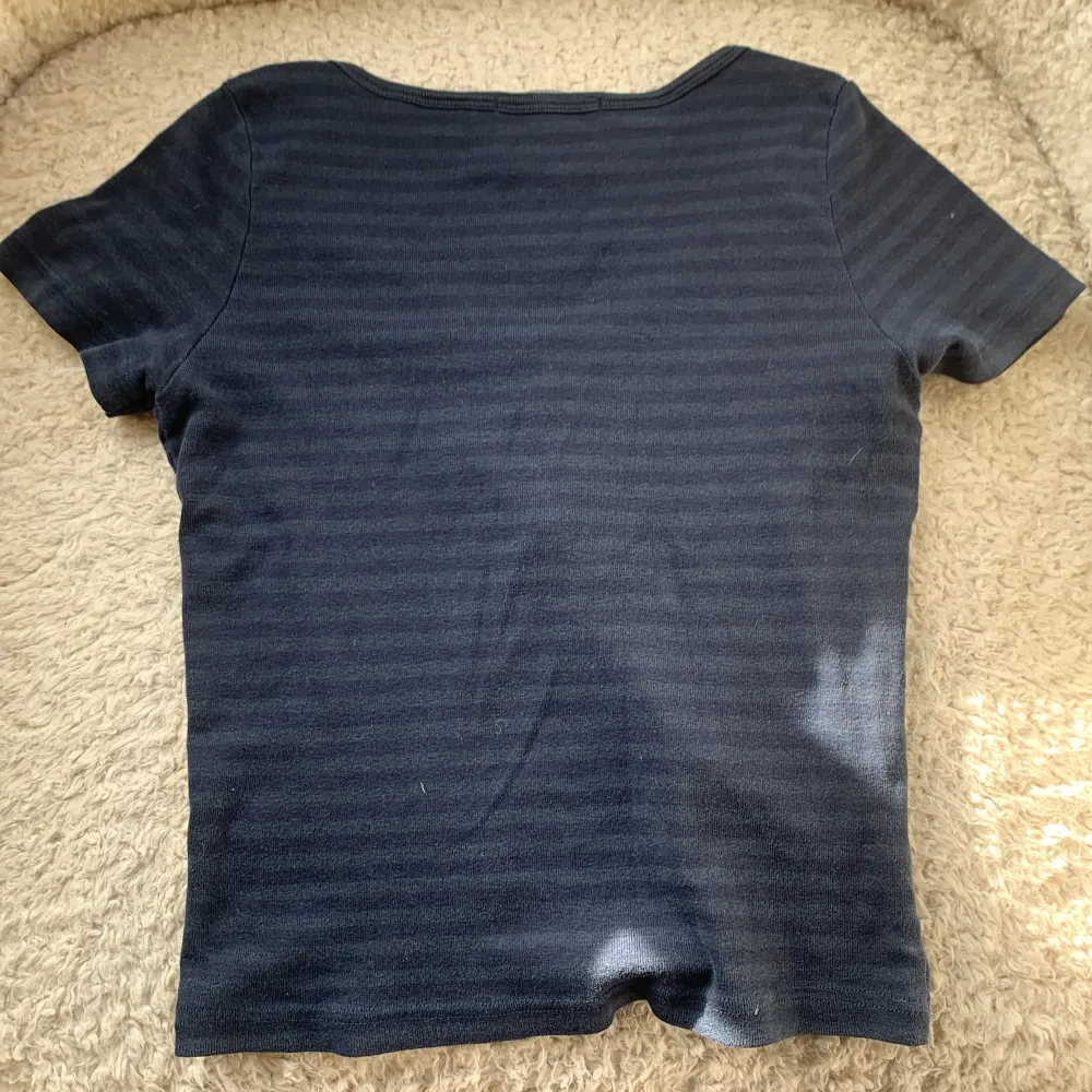 supersöt tröja ifrån Brandy Melville utan defekter, säljer då den inte kommer till användning. Toppar.