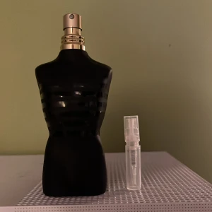 Jean Paul Gaultier le male le parfum  - Jag säljer 2 ml/35 sprays av min Jean Paul Gaultier le male le parfum 