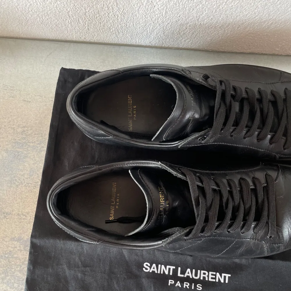 Svinsnygga Saint Laurent skor i 8,5/10 skick! De är i storlek 42/43. Nypris: ca 6k Självklart äkta! Skriv vid frågor eller funderingar🙌. Skor.