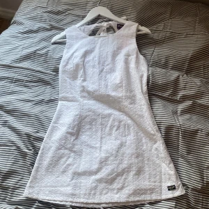 Vit klänning - Supersöt vit klänning till student eller sommar. Aldrig använd, lapp kvar! Märket i hörnet kan man lätt sprätta bort, min tanke först. Stl 36 men passar 34-38 skurk jag säga 