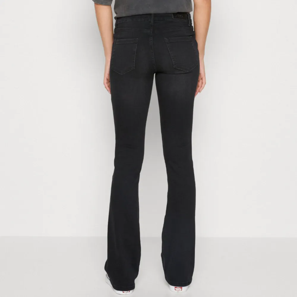 As snygga bootcut jeans från ONLY. Använt fåtal gånger, inga defekter. Strl L,34. (Är 178) köpta för 500kr säljer för 370kr + frakt . Jeans & Byxor.