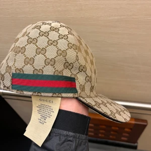 Gucci keps XL - Säljer nu min Gucci keps då jag inte använder längre och den är för stor för mig är passform är 65 cm men går att justera hör gärna av er vid frågor kvitto och box medföljer och självklart äkta! Med vänlig hälsning