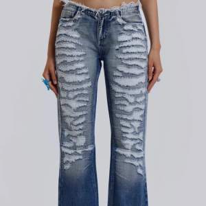 Otroligt snygga jeans från Jaded London! Lågmidhade och bootcut me slitningar🫶🏻 aldrig använda med alla lappar kvar!❤️ nypris 1250kr