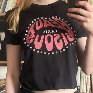 T-shirt med tryck  - Fin tisha med glittriga detaljer. Ny med lapparna kvar