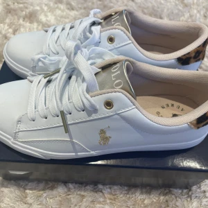 Ralph lauren skor - Världens snyggaste Ralph Lauren skor som är helt slutsålda överallt. Perfekta skon till våren och sommaren med extremt fina leopard och gulddetaljer ❤️❤️