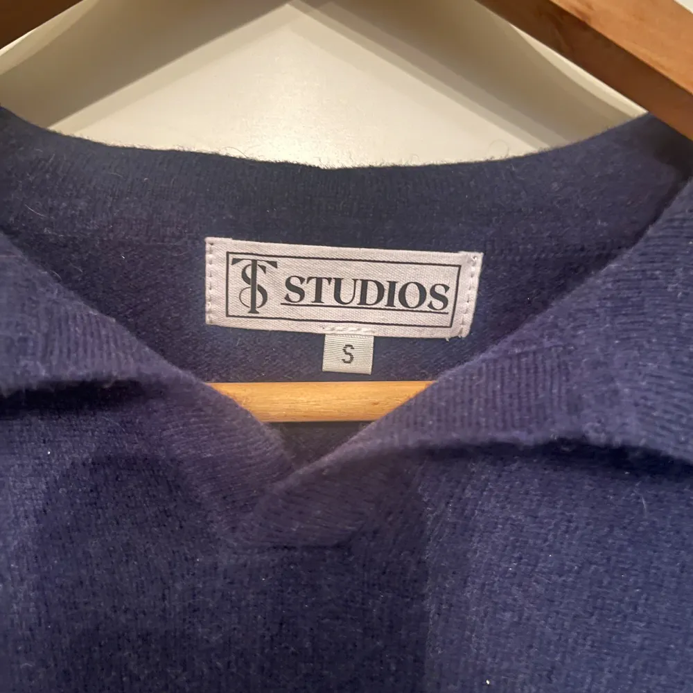 Hej! Säljer denna fräscha s&t studios kashmir-blend tröjan i suveränt skick. 10/10. Inte nopprig eller några hål osv. Otroligt snygg och trendig. Skriv för fler bilder eller frågor. Pris ej hugget i sten💯. Tröjor & Koftor.