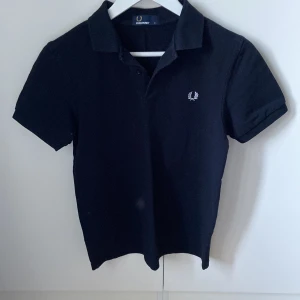 Fred Perry Piké  - Storlek S men passar även XS, Väldigt bra skick då den bara är använd några få gånger!  Nypris 999kr Inga defekter 