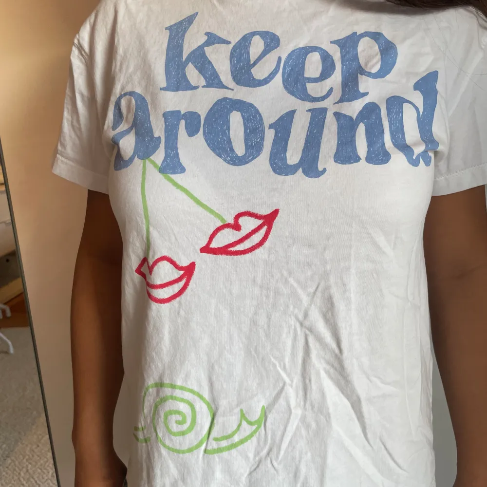 Text ”keep around”, aldrig använd.. T-shirts.