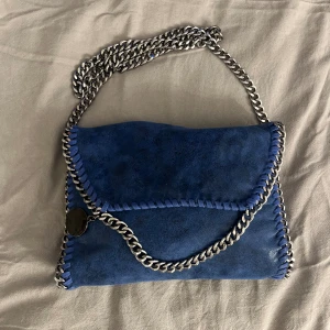Blå väska - Jättefin blå väska med kedja som ej kommer till användning💕💕