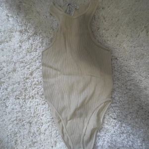 Body från zara - Body från zara i storlek S, aldrig använd! Kan postas eller mötas upp i Ängelholm 💕