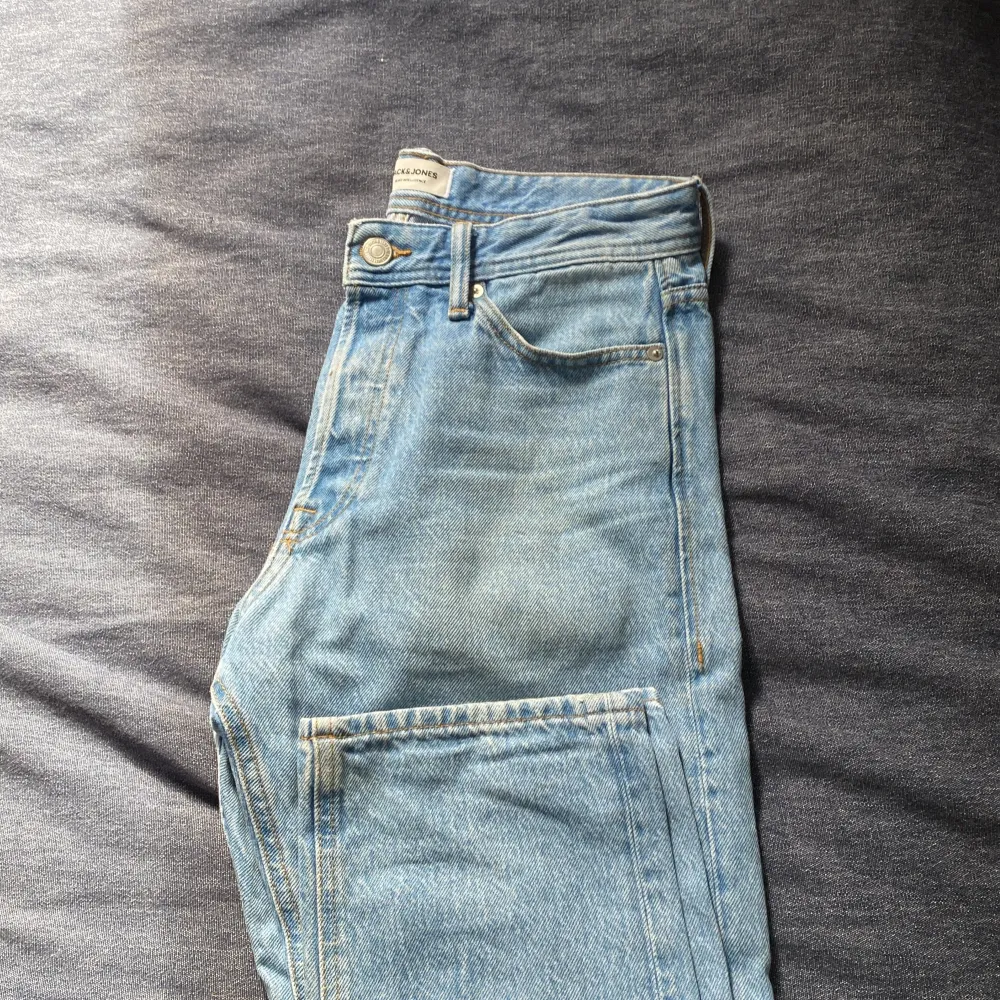 Säljer dessa klassiska jeans från Jack and Jones. Storlek 29/30. Nypris 600 kr. Finns i Stockholm för att mötas upp, kan även frakta. . Jeans & Byxor.