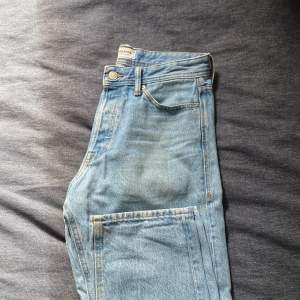 Säljer dessa klassiska jeans från Jack and Jones. Storlek 29/30. Nypris 600 kr. Finns i Stockholm för att mötas upp, kan även frakta. 