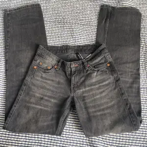 Säljer mina low waist Arrow jeans från Weekday❣️Bra skick, nypris 590kr💞 Den sista bilden är inte den riktiga färgen men jag kunde inte hitta den på hemsidan.💗Säljer likadana i blå!!!! Kontakta mig vid frågor.❤️