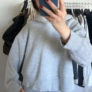 Grå hoodie - Kort zara hoodie. Välanvänd men ändå hyfsat fint skick. 