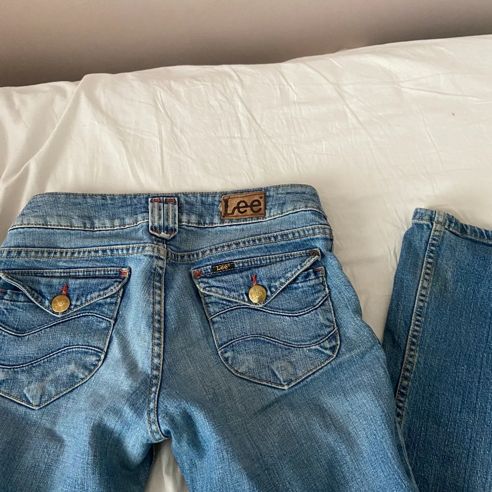 ljusblåa lågmidjade jeans ifrån Lee, strl Xs, pris går att diskutera💕. Jeans & Byxor.