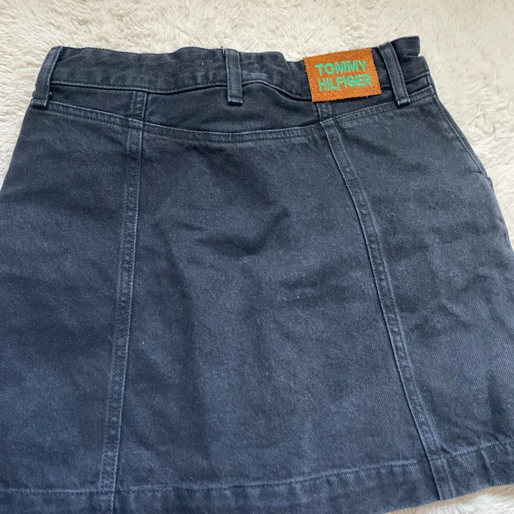 Jeanskjol från tommy hilfiger andvänt 3gånger helt ny pris kan diskuteras . Hameet.