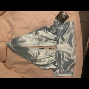 Blå topp - Superfin blå topp ifrån Nelly, aldrig använd 