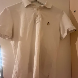 Ralph lauren piké - Jättefin vit, nästan aldig använd piké tröja från Ralph rauren med ett annulunda märke på framsidan💕 använt  fåtal gånger och pris kan diskuteras🥰