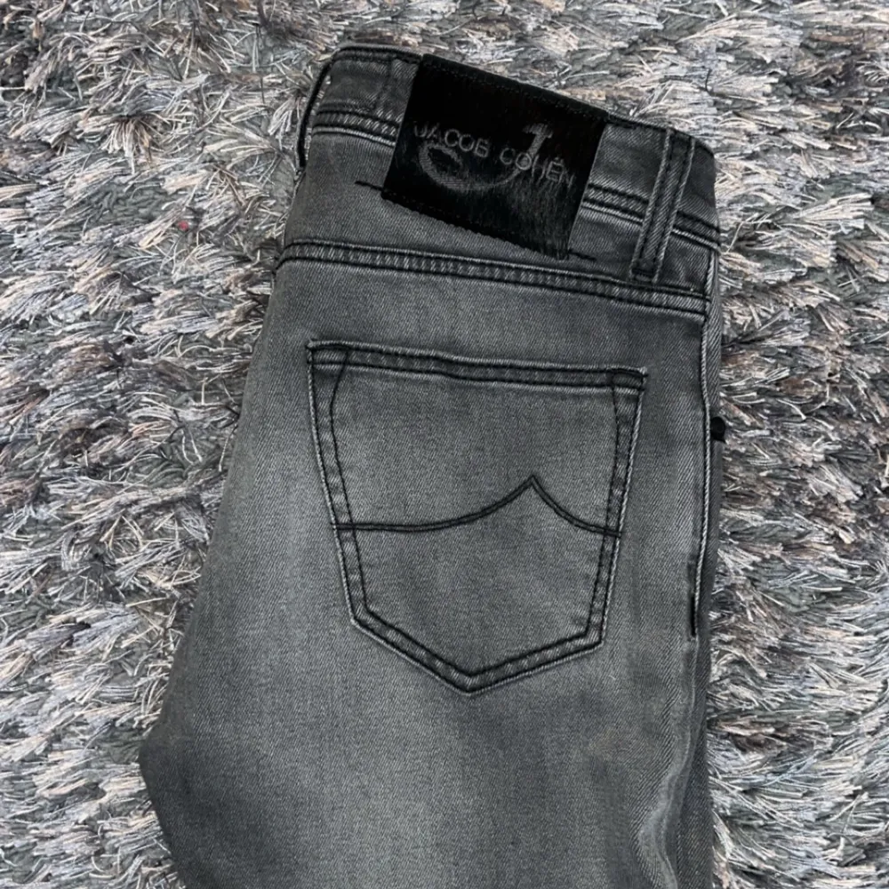 Tjena! Säljer nu mina riktigt snygga jacob cohen jeans. Nypris på 4999kr! Hör av er vid frågor & funderingar🤝 Priset är ej fast!. Jeans & Byxor.