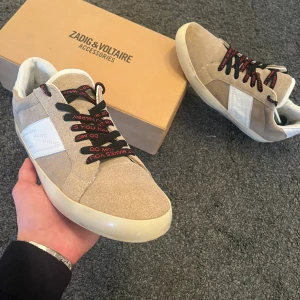 Zadig & Voltaire skor - Skorna är i super bra skick och Inga stora defekter🌟}Perfekt nu till sommaren} Ny pris ligger runt 3500-3700} Mitt pris: 2250} Ingår: Orginal box} Orginal storlek 45 men passar mig som har 44(skon har tappat formen lite)