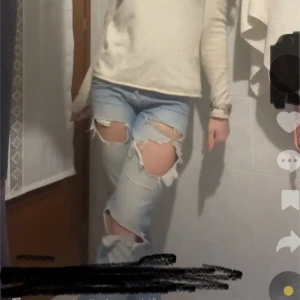 Unika jeans  - Coola och unika replay jeans. Passar mig som brukar ha 32/34 och är 163 lång. Tror därmot längden fungerar om du om lite kortare och längre också. Kontakta för fler bilder och exakta mått💕