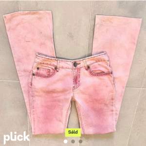 Fett snygga rosa lågmidjade jeans🌟 Köpta här på Plick men kommer tyvärr inte till användning då de inte sitter så bra på mig🫠 Som ni ser så är de lite smutsiga där bak längst ner på byxan💓💓