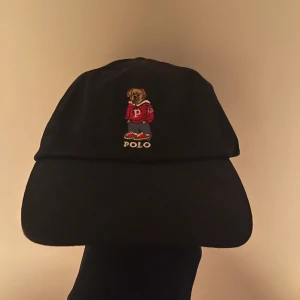 Ralph Lauren Bear Flat Cap - Riktigt snygg flat cap som är helt oanvänd! Ej använd då flat cap är inget för mig…
