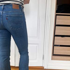Snygga bootcut jeans från Levis med lite högre midja. Modellen heter 725 Highrise bootcut. Snygg blå jeansfärg, snygga till både klackar och sneakers. Ca 1100 kr nypris