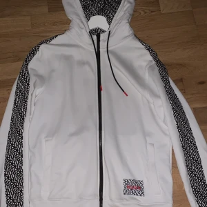 Hugo boss zip - Hugo boss zip, köpt för 1,4 för 2 år sedan men har typ aldrig använt 