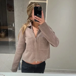 Stickad kofta - Jättefin stickad kofta från Åhléns. Använd fåtal gånger😊Storlek XS men skulle passa XS, S kanske M. 