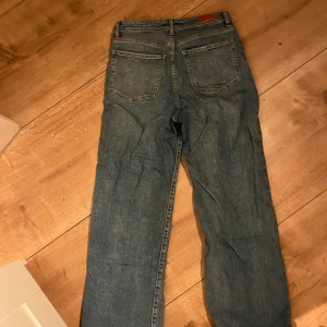 Jeans - Blåa jeans från Cubus, väl använda men inga defekter, wide leg(midwaist)