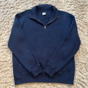 Marinblå Halfzip - Halfzip från Zara i toppskick, endast använd ett fåtal gånger! Storlek M